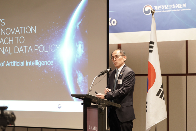 고학수 개인정보보호위원회 위원장이 8일 서울 용산구 그랜드하얏트서울에서 열린 주한미국상공회의소(AMCHAM·이하 암참) 간담회에서 발표하고 있다.[ⓒ암참]