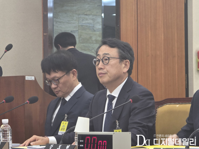 (오른쪽부터) SK텔레콤 유영상 대표,류정환 네트워크인프라 센터장이 8일 국회 과학기술정보방송통신위원회 청문회에 참석했다.