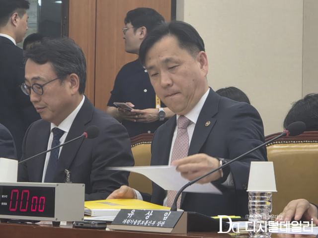 (왼쪽부터) 유영상 SK텔레콤 대표,강도현 과학기술정보통신부 2차관이 8일 열린 SK텔레콤 데이터 유출 사태 청문회에 참석했다.