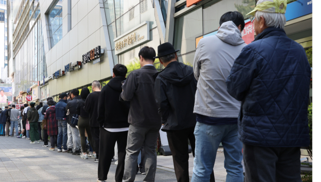 기사와는 무관한 사진.지난달 28일 SK텔레콤이 무료 유심교체를 실시한 직후 서울 시내 한 SKT 대리점에서 시민들이 유심(USIM) 교체를 위해 대기하고 있다.[ⓒ연합뉴스]