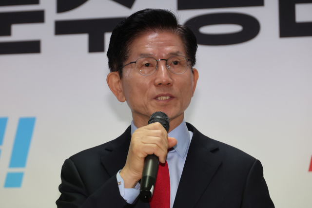 국민의힘 김문수 대선 후보가 10일 서울 여의도 캠프 사무실에서 긴급 기자회견을 열어 당 지도부 주도의 사상 초유 대선 후보 교체 강행에 대한 입장을 밝히고 있다.[ⓒ 연합뉴스]