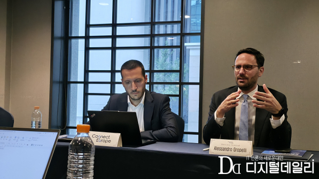 알렉산드로 그로펠리(Alessandro Gropelli) 커넥트유럽(Connect Europe) 사무총장(오른쪽)이 최근 서울 여의도 켄싱턴호텔에서 진행한 인터뷰에서 발언하고 있는