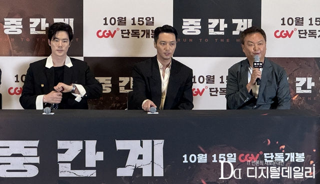 강윤성 감독(오른쪽)이 13일 CGV용산아이파크몰에서 진행된 영화 '중간계' 언론·배급 시사회에서 취재진의 질의에 답변하고 있다. 사진은 왼쪽부터 김강우, 변요한, 강윤성 감독. 