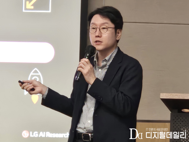 임우형 LG AI연구원 연구원장이 지난 24일 서울 영등포구 FKI 전경련 회관에서 열린 한국인공지능협회 최고인공지능책임자(CAIO) 과정 3기에서 발표하고 있다.