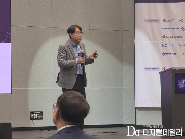 윤영우 LG전자 C&M표준연구소 수석연구위원(상무)이 28일 오전 서울 강서구 LG사이언스파크에서 열린 ‘모바일코리아2025’ 두번째날 기조연설을 하고 있다.