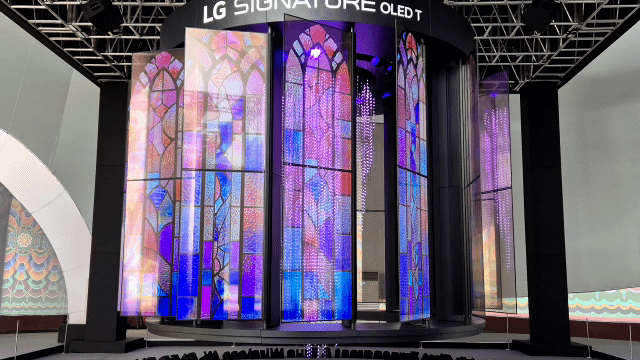 LG 시그니처 올레드 T로 만든 초대형 샹들리에. 패널이 열린 채 돌아가고 있다.