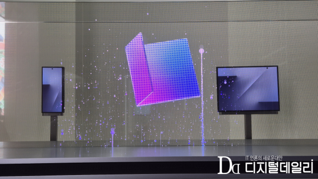 삼성전자가 APEC에서 갤럭시Z 트라이폴드를 선보였다.