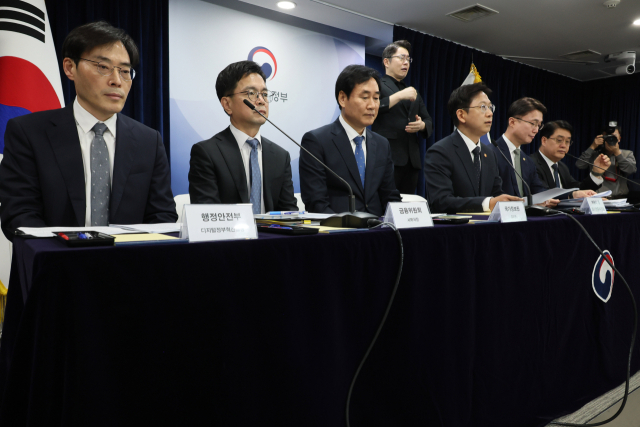 10월22일 서울 종로구 정부서울청사에서 '범부처 정보보호 종합대책 합동브리핑'이 진행되고 있다.(왼쪽부터) 이용석 행안부 디지털정부혁신실장,신진창 금융위 사무처장,<a href=