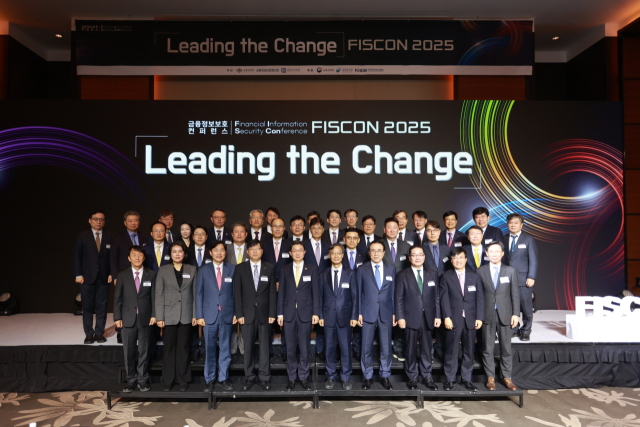 11월20일 서울 여의도 콘래드호텔에서 열린 금융정보보호 콘퍼런스 '피스콘(FISCON) 2025'에서 관계자들이 기념사진을 촬영하고 있다.[사진=금융보안원]