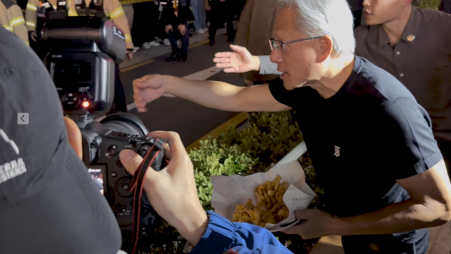 젠슨 황 엔비디아 CEO가 두번쨰 거리에 나와 반대편 인파를 항해 손짓하는 모습