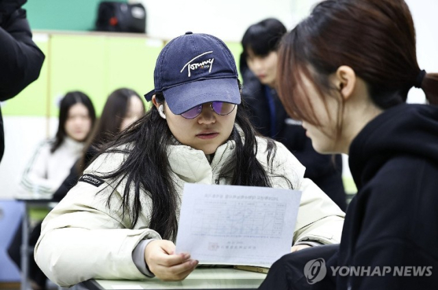 2026학년도 대학수학능력시험(수능) 성적표가 배부된 5일 서울 광진구 광남고등학교에서 고3 수험생이 수능 성적을 확인하고 있다.[사진=연합뉴스]