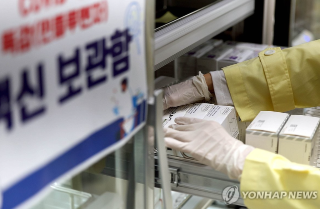 광주 북구 보건소에서 직원이 신종 코로나바이러스 감염증(코로나19) 백신과 독감 백신 수량을 확인하고 있다.[사진=연합뉴스]