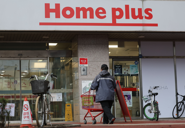 최근 홈플러스의 기업회생절차(법정관리) 신청으로 임직원 및 협력업체에 대한 피해가 우려되는 가운데 16일 서울의 한 홈플러스 매장 앞으로 시민들이 걸어가고 있다.이날 홈플러스 주주사인 사모펀드(PEF) 운용사 MB
