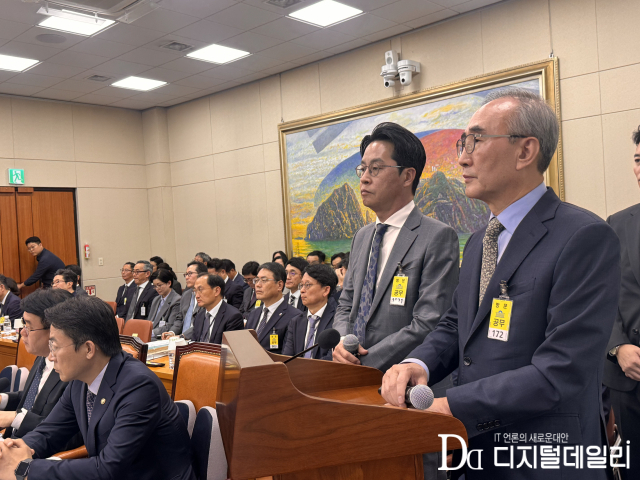 조좌진 롯데카드 대표이사(왼쪽)와 김영섭 KT 대표이사가 지난 10월 서울 여의도 국회에서 열린 정무위원회 국정감사에서 질의에 답하고 있다.