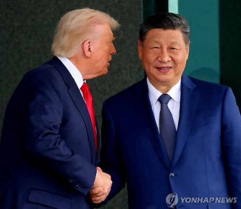 도널드 트럼프 미국 대통령과 시진핑 중국 국가주석이 10월30일 부산 김해공군기지 의전실 나래마루에서 미중 정상회담을 마친 뒤 회담장을 나서며 대화하고 있다.[ⓒ 연합뉴스]