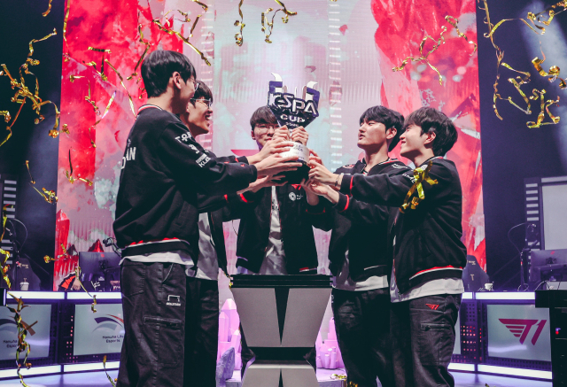 지난 14일 '2025 LoL 케스파컵' 결승전 승리 후 우승 트로피를 들어올리고 있는 T1 선수단.[사진=한국e스포츠협회]