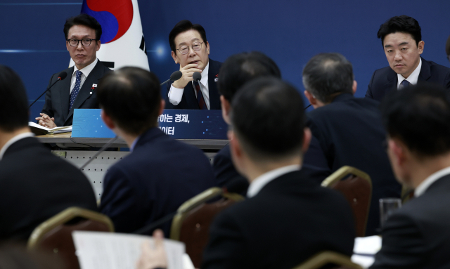 이재명 대통령이 11일 세종시 정부세종컨벤션센터에서 열린 '2026년 대도약하는 경제,신뢰받는 데이터' 기획재정부(국세청·관세청·조달청)-국가데이터처 업무보고에서 발언하고 있다.[사진=연합뉴스]