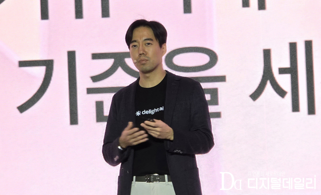 김동신 센드버드 대표가 '스파크 코리아 2025' 키노트 발표를 진행 중인 모습.