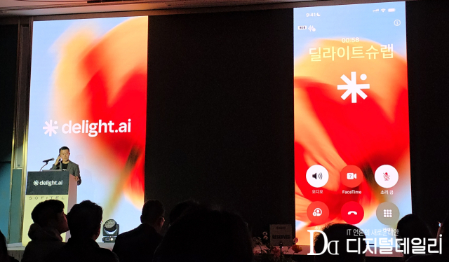 이상희 센드버드 코리아 대표가 가상의 쇼핑몰 AI에게 문제 해결을 위한 실시간 전화 통화 서비스를 받는 모습.