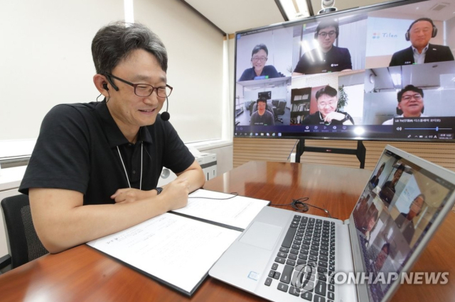 지난 2020년 서울 광화문 KT 빌딩에서 박윤영 당시 KT 기업부문 사장이 화상회의를 진행 중이다.[사진=KT]