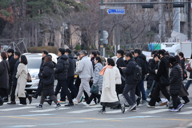 한파특보가 발효된 12일 서울 종로구 광화문에서 겨울 외투를 입은 시민들이 길을 건너고 있다.[사진=연합뉴스]