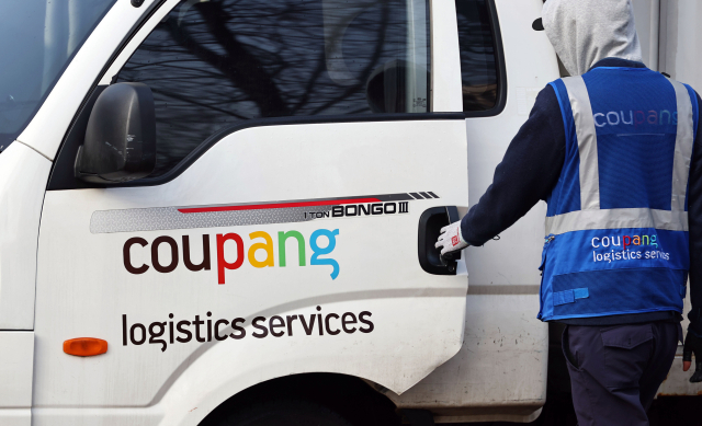 17일 서울 시내 한 쿠팡 물류센터에서 배송 차량이 대기하고 있다.[사진=연합뉴스]