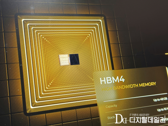 SK하이닉스 HBM4 16단 실물./ 사진 = 배태용 기자