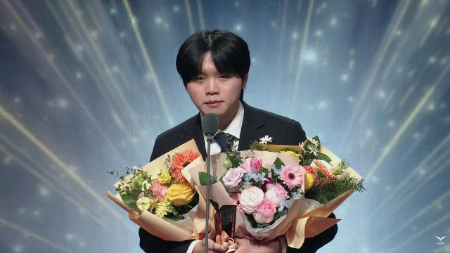 '2025 LCK 어워드'에서 '올해의 선수' 부문을 수상한 kt롤스터 '비디디' 곽보성이 수상 소감을 말하고 있다.[사진=LCK 공식 유튜브 채널 영상 갈무리]