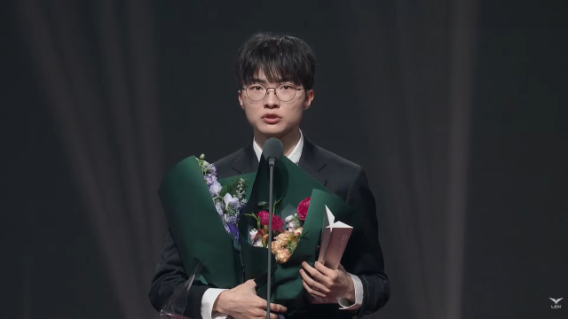 시상식에서 '베스트 스포츠맨십' 부문을 수상한 T1 '페이커' 이상혁.[사진=LCK 공식 유튜브 채널 영상 갈무리]