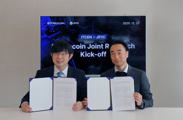 이상윤 한국금거래소디지털에셋·크레더 대표(오른쪽)와 오카베 노리타카 JPYC 대표가 공동 연구 추진을 위한 킥오프 행사 이후 기념촬영을 하고 있다.[사진=아이티센글로벌]