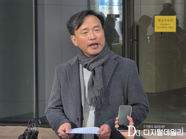 김종철 방송미디어통신위원회(방미통위) 위원장이 후보자 시절 경기도 과천시 힐스테이트과천청사역오피스텔로 첫 출근길에 기자들과 만나 소감을 발표하고 있다.[사진=디지털데일리]