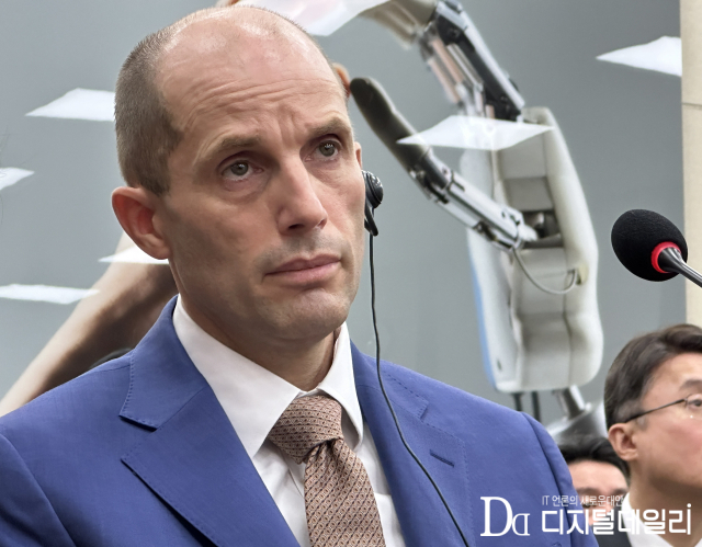 해롤드 로저스 쿠팡 임시대표가 31일 쿠팡 연석청문회에 참석해 질문을 듣고 있다.[사진=유채리기자]