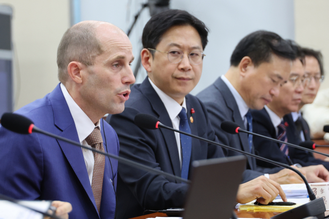 배경훈 부총리 겸 과학기술정보통신부 장관이 31일 국회에서 열린 쿠팡 청문회에 참석해 발언하는 해롤드 로저스 쿠팡 임시대표를 바라보고 있다.[사진=연합뉴스]