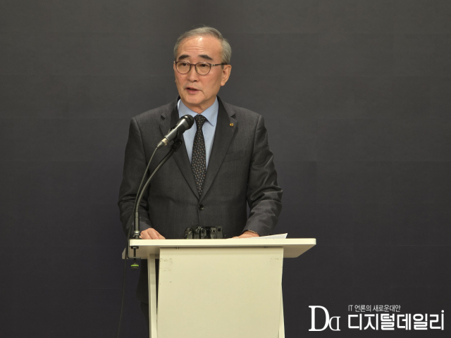 김영섭 KT 대표가 30일 광화문 KT사옥에서 기자 브리핑에서 사과문을 발표하고 있다.[사진=디지털데일리]