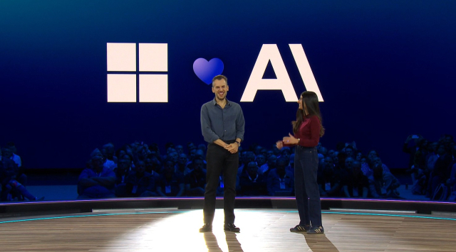마이크로소프트‘이그나이트 2025’기조연설 무대에서 앤트로픽 최고제품책임자(CPO)와 MS AI 제품 관리 부문 부사장이 클로드 모델의 애저 파운드리 통합 계획을 소개하고 있다.