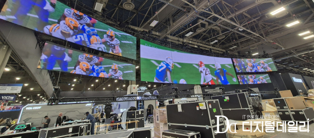 하이센스 LVCC 전시관.입구에 거대한 RGB 미니 LED 디스플레이가 시선을 끈다.[사진=옥송이기자]