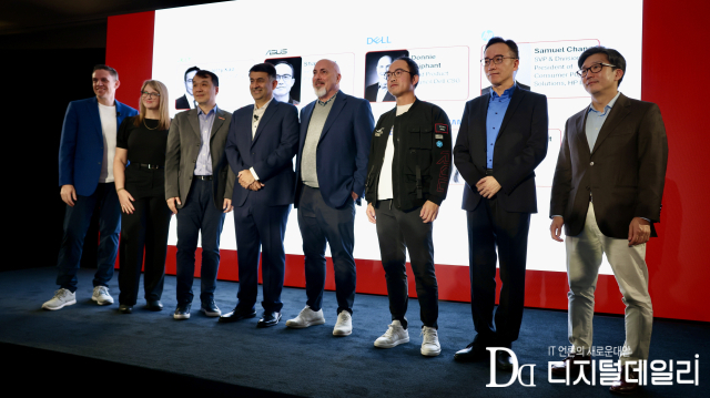 현장에는 케다르 콘답 퀄컴 컴퓨팅·게이밍 부문 수석부사장 겸 총괄(GM)과 PC 파트너사들이 함께 했다 [사진=김문기 기자]