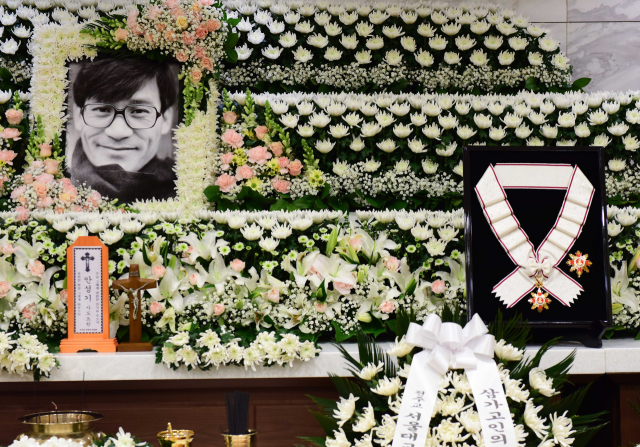 5일 별세한 배우 안성기의 서울성모병원 빈소에 훈장이 놓여 있다.정부는 고인에게 대중문화예술 분야의 최고 영예인 금관문화훈장(1등급)을 추서했다.[사진=연합뉴스]