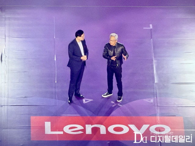 양위안칭(Yuanqing Yang) 레노버 회장의 소개로 가죽 재킷을 입고 무대에 등장한 젠슨 황 CEO는 레노버와의 30년 파트너십을 회고하며,단순한 기술 협력을 넘어 컴퓨팅 산업의 근본적인 재편을 예고했다.