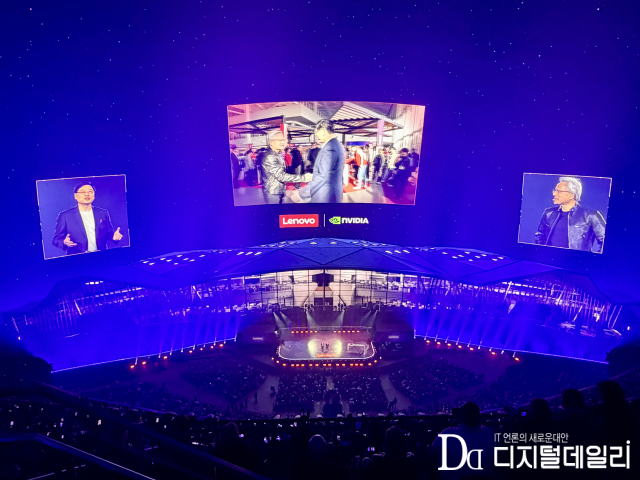 양위안칭(Yuanqing Yang) 레노버 회장의 소개로 가죽 재킷을 입고 무대에 등장한 젠슨 황 CEO는 레노버와의 30년 파트너십을 회고하며,단순한 기술 협력을 넘어 컴퓨팅 산업의 근본적인 재편을 예고했다.