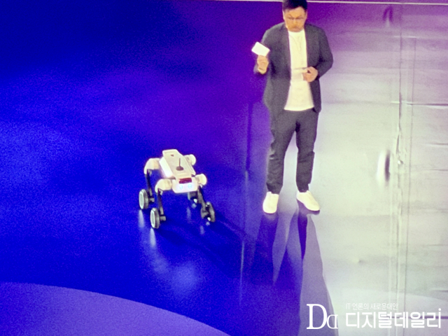 4족 보행 로봇,일명 '로봇 개'가 무대 위로 걸어 나와 관객들의 시선을 사로잡았다.