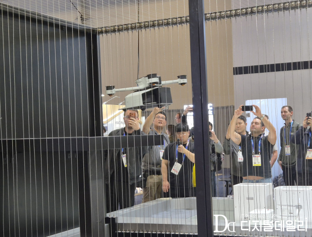 CES 2026에서 중국 로봇청소기 제조사 모바는 날 수 있는 로봇청소기를 공개했다.[사진=옥송이기자]