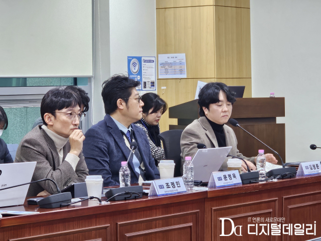 9일 국회의원회관 제9간담회의실에서 열린‘AI 데이터센터의 현실적인 전력 공급 방안 토론회’에서 발제자 및 토론자들이 전력 인프라 개선 방안을 논의하고 있다.
