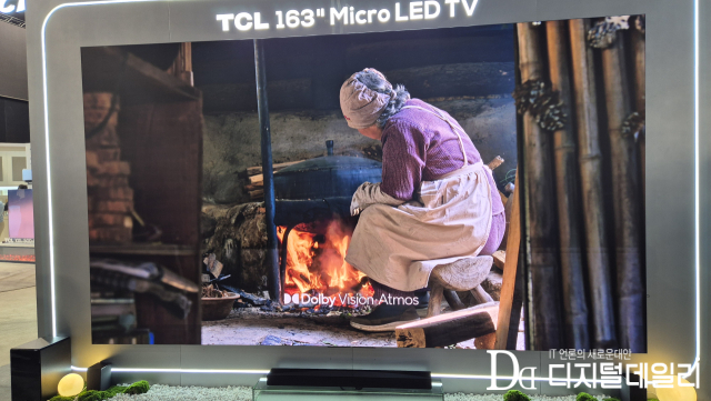 CES 2026 TCL 전시관 내 마이크로 LED TV에서 송출되는 화면.노파가 아궁이에 불을 뗀다.[사진=옥송이기자]