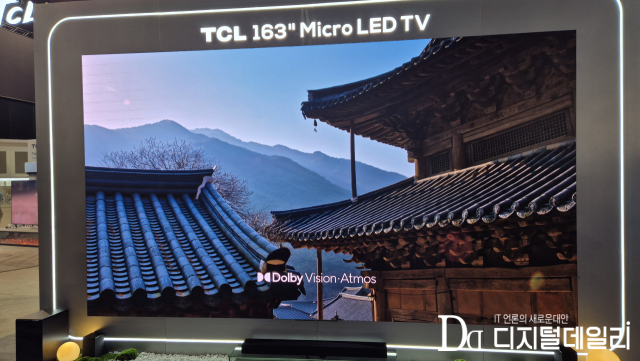 CES 2026 TCL 전시관 내 마이크로 LED TV에서 송출되는 화면.한국의 산사로 추정된다.[사진=옥송이기자]