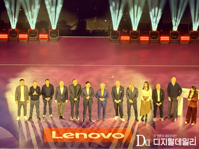 6일(현지시간) 열린 '레노버 테크월드@CES 2026'은 AI 시대의 패권을 쥐기 위해 칩 제조사들이 디바이스 및 인프라 제조사와 어떻게 '합종연횡'하고 있는지 보여주는 선언의 장으로서의 역할에 집중했다.