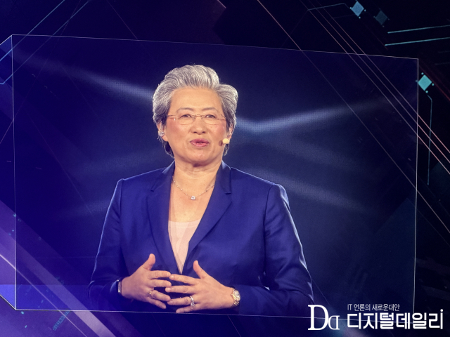 애슐리 고라크푸르왈라(Ashley Gorakhpurwalla) 레노버 ISG(인프라스트럭처 솔루션 그룹) 사장의 소개로 등장한 리사 수 CEO는 거대언어모델(LLM)을 학습시키는 '훈련(Training)' 단계를 넘