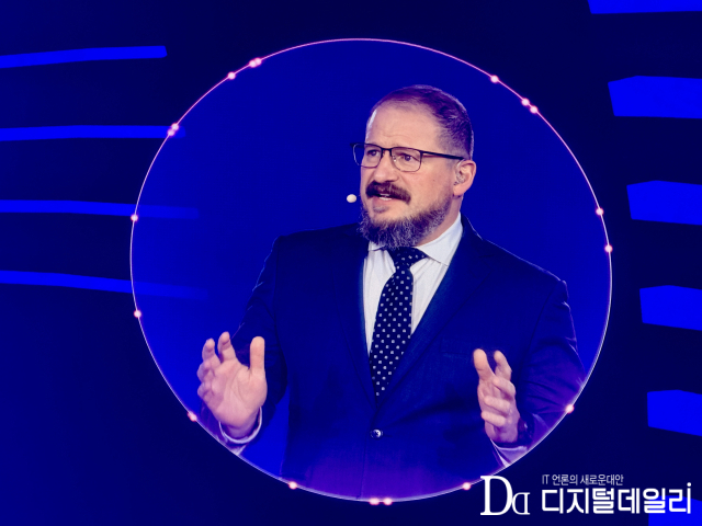 양위안칭(Yuanqing Yang) 레노버 회장과 루카 로시(Luca Rossi) 사장의 초청으로 무대에 오른 아몬 CEO는 스마트폰 이후의 세상을 예고하며,AI가 손안의 화면을 넘어 우리 몸에 착용하는 '지능형 