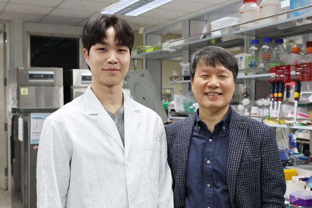 왼쪽부터 제1저자 KAIST 오현식 박사과정, KAIST 허원도 교수 [사진=KAIST]