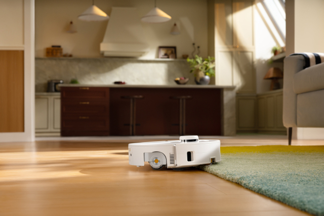 로보락‘롤러형 물걸레’탑재한 로봇청소기‘Qrevo Curv 2 Flow’출시 [사진=로보락]